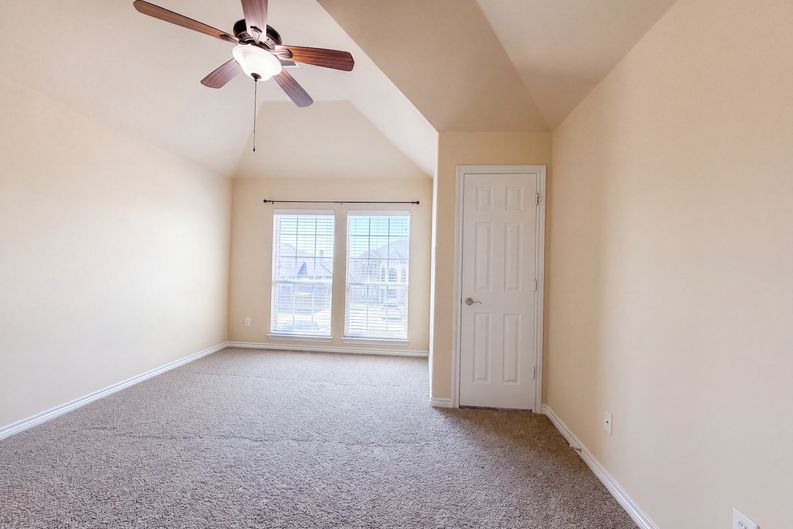 Photo 18 of 29 of 409 Lone Oak Ct, Kennedale, TX