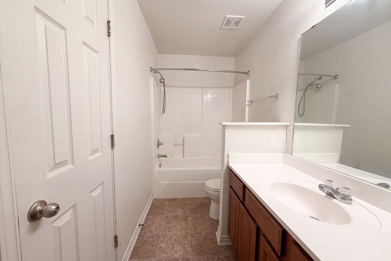 Photo 8 of 16 of 2512 Saulsbury Dr, Temple, TX