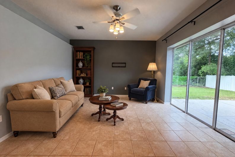 Photo 8 of 24 of 222 Taylor Bay Ln, Brandon, FL
