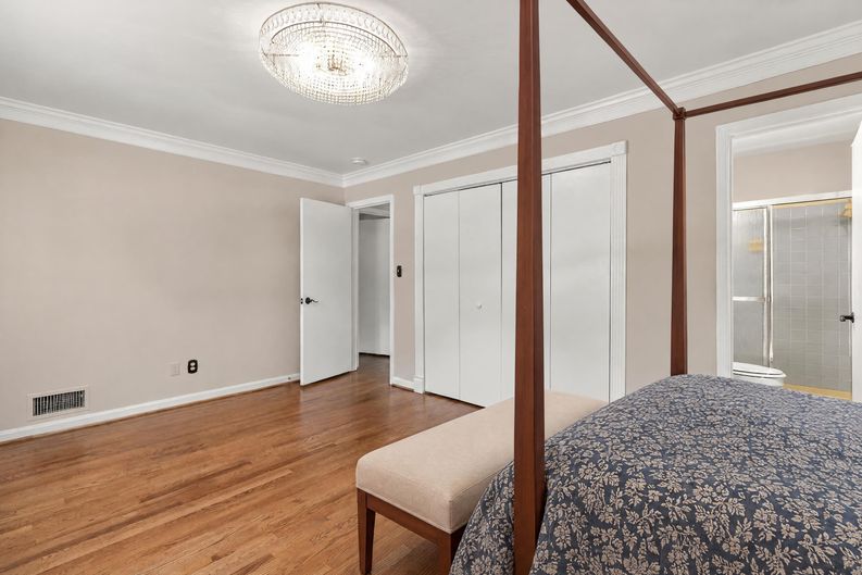 Photo 9 of 20 of 8706 Braeburn Dr, Annandale, VA
