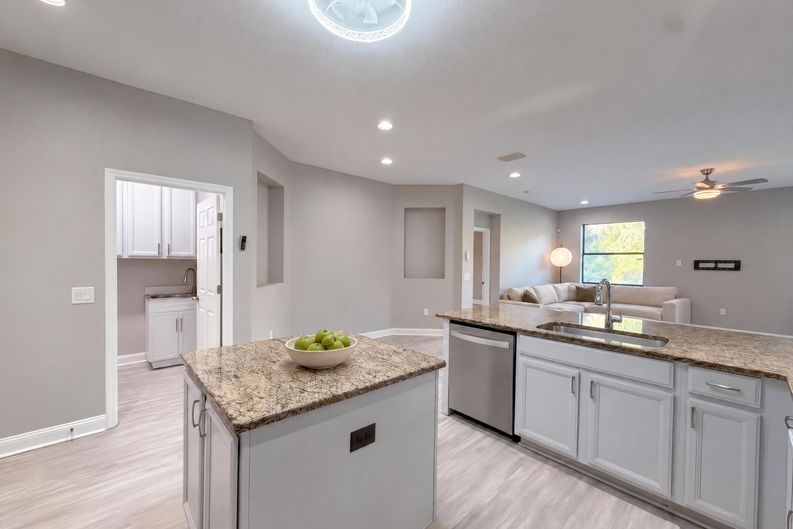 Photo 7 of 36 of 12424 Belcroft Dr, Riverview, FL