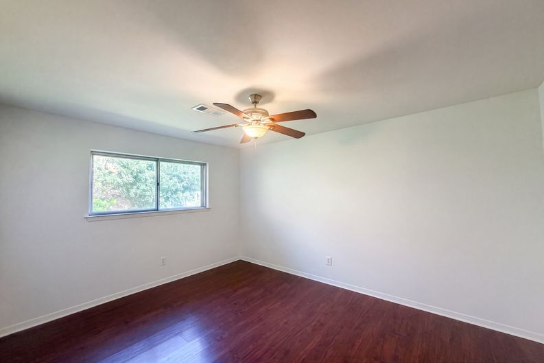 Photo 4 of 17 of 9538 Skyline Dr, Houston, TX