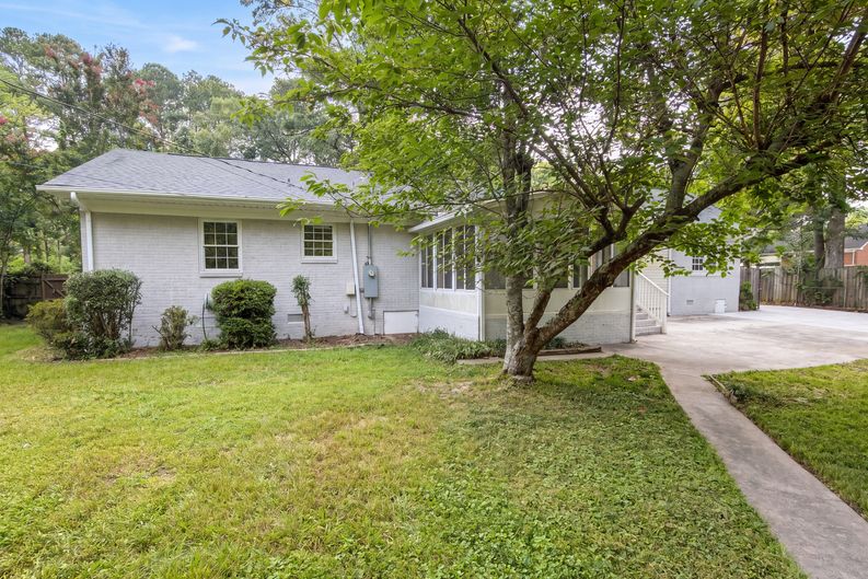 Photo 5 of 26 of 7400 Monroe Rd, Charlotte, NC