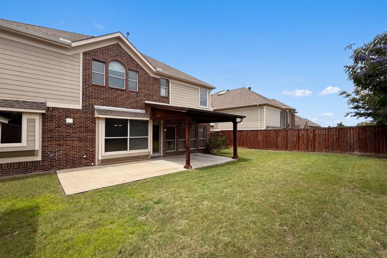 Photo 5 of 32 of 10330 Sandbar Dr, Irving, TX