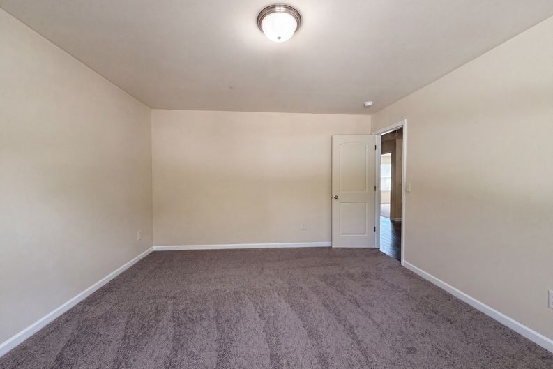 Photo 4 of 23 of 3423 Anita Glen Dr, Greensboro, NC