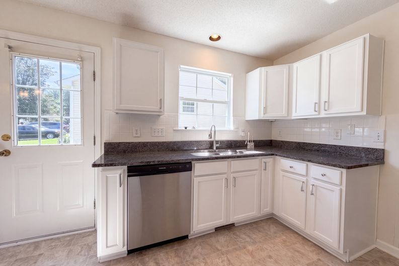 Photo 8 of 19 of 301 Hocutt Dr, Clayton, NC