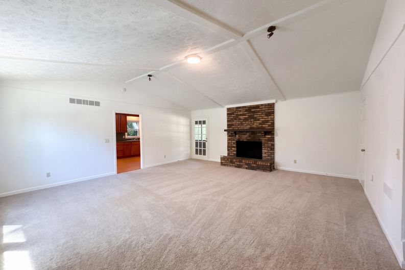 Photo 3 of 24 of 207 Mayflower Dr, Woodstock, GA