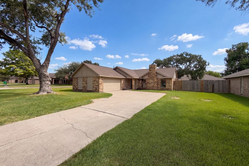 Photo 16 of 18 of 10942 Collingswood Dr, La Porte, TX