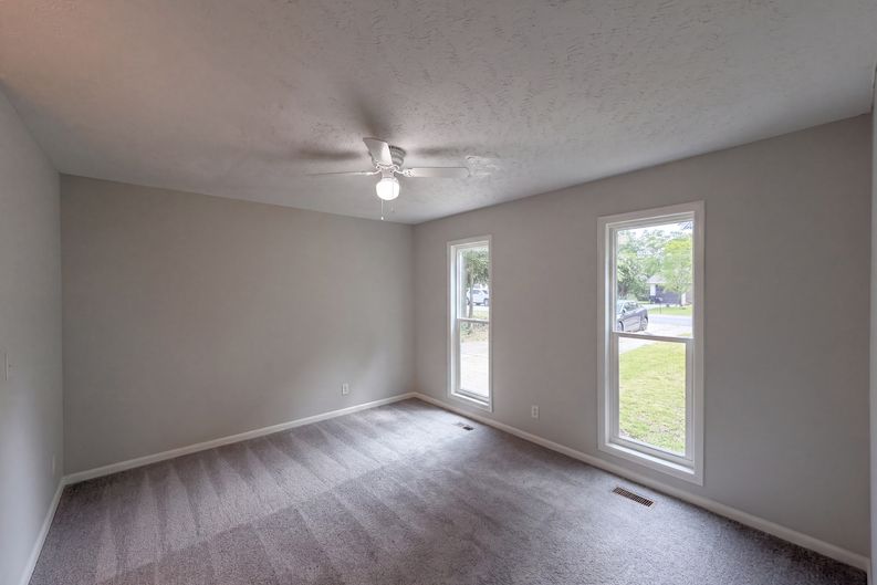 Photo 4 of 19 of 909 Axis Cir, Hope Mills, NC