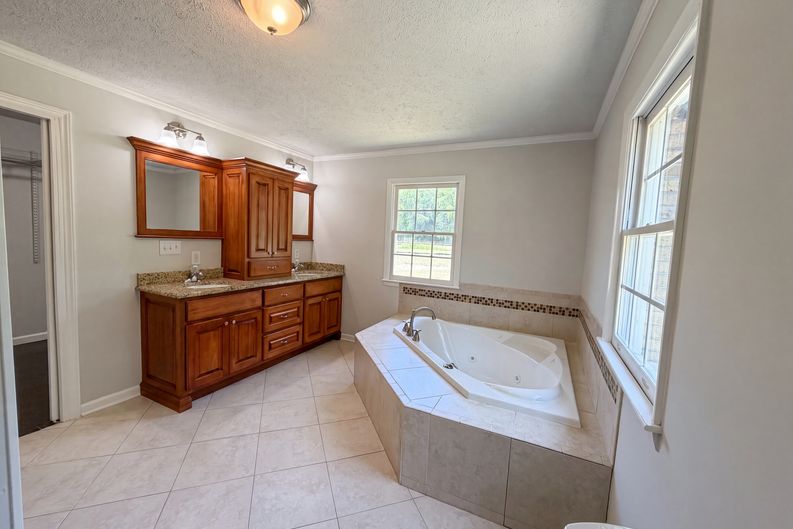 Photo 5 of 17 of 5416 Shipman Rd, Hope Mills, NC