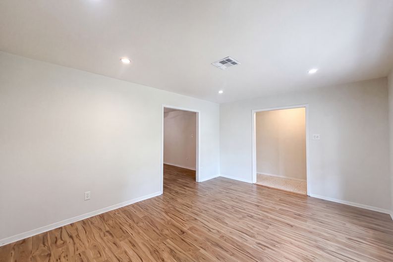 Photo 10 of 17 of 9538 Skyline Dr, Houston, TX