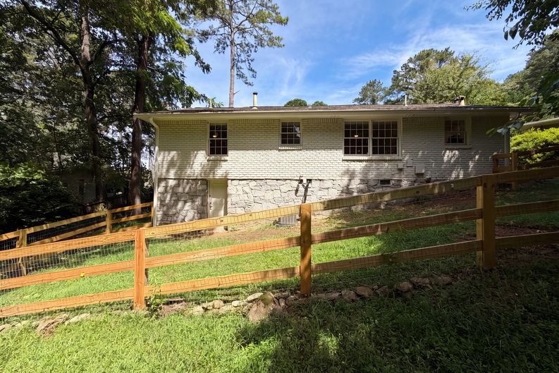 Photo 21 of 23 of 2320 Capehart Cir NE, Atlanta, GA