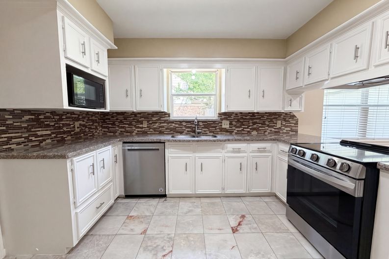Photo 8 of 26 of 17406 Ridge Top Dr, Houston, TX