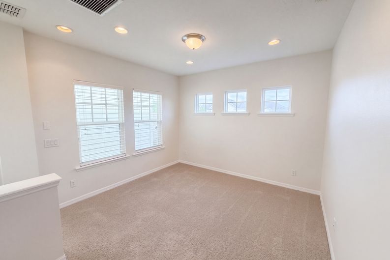 Photo 15 of 39 of 8231 Laureate Blvd, Orlando, FL