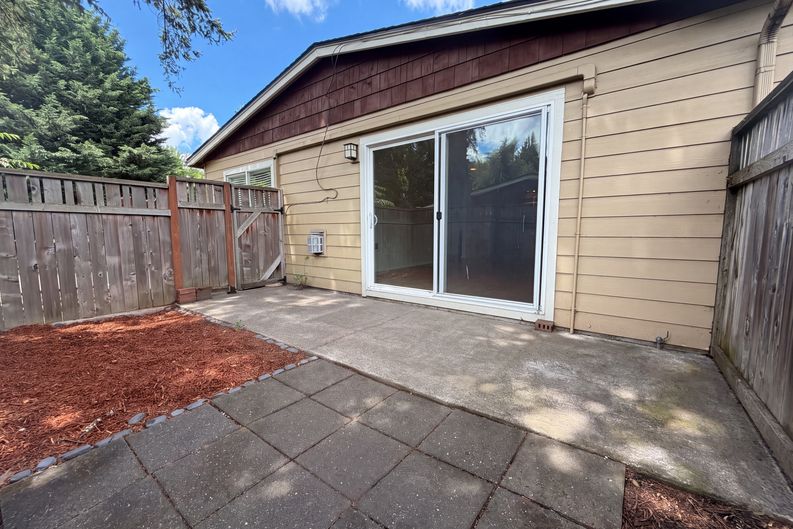 Photo 5 of 14 of 122 SE 73rd Ave, Portland, OR
