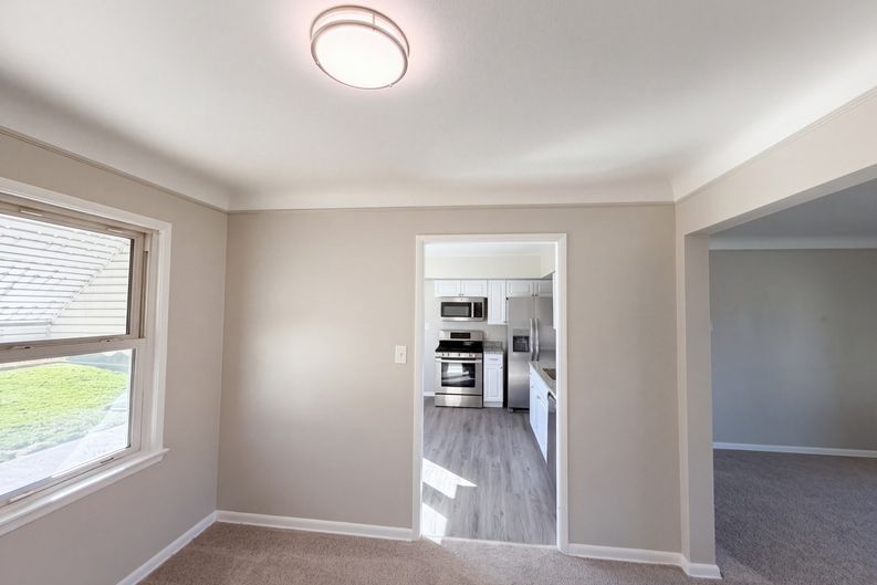 Photo 8 of 28 of 11301 Riveredge Dr, Parma, OH