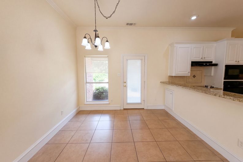 Photo 7 of 22 of 2836 S Lakeview Dr, Cedar Hill, TX