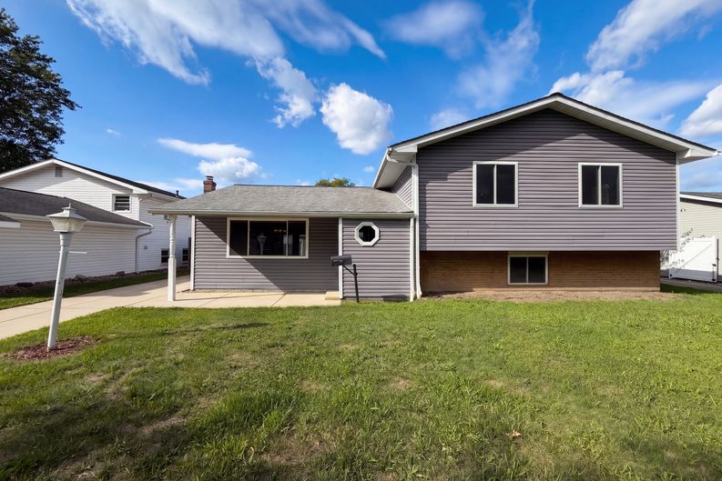 Photo 16 of 22 of 25142 Deerfield Dr, North Olmsted, OH