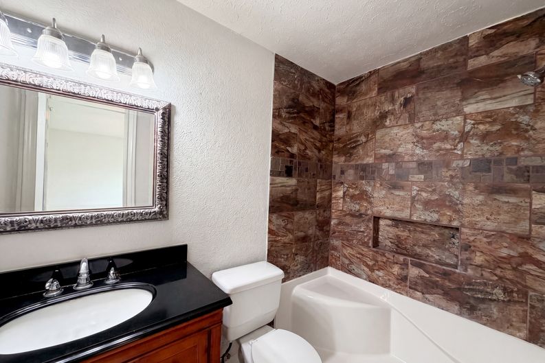 Photo 11 of 17 of 703 Midland Ct, Houston, TX