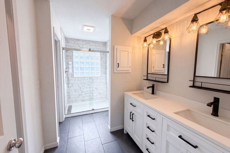 Photo 9 of 22 of 403 S Lakeshore Dr, Raymore, MO