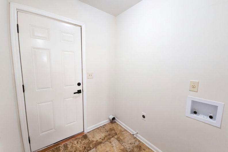 Photo 10 of 14 of 3118 Caliente Ln, Rex, GA