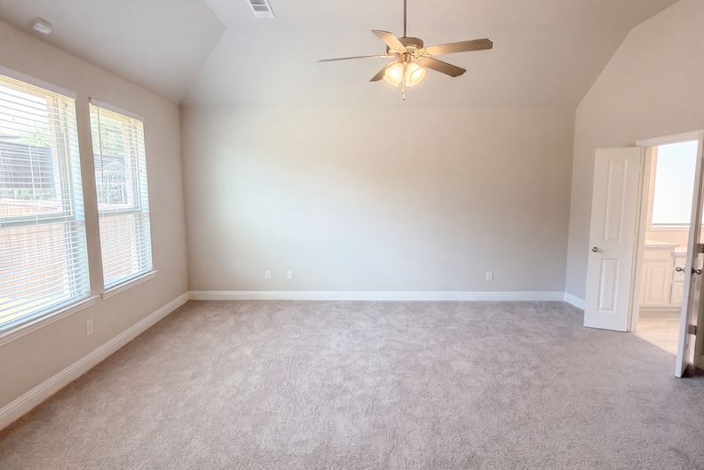 Photo 4 of 31 of 9920 Pikes Peak Pl, Little Elm, TX