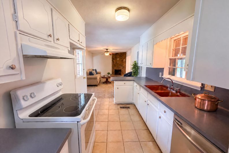 Photo 11 of 21 of 1276 Robin Rd NE, Conyers, GA