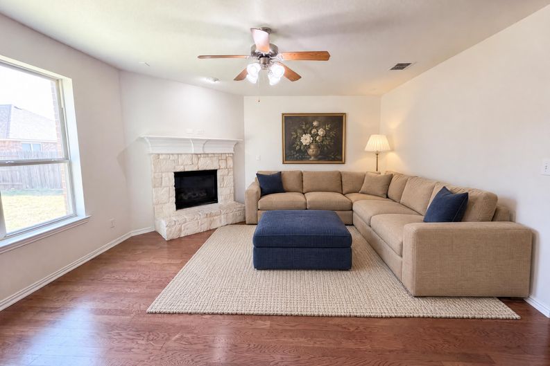 Photo 3 of 25 of 1421 Sparrow Dr, Little Elm, TX