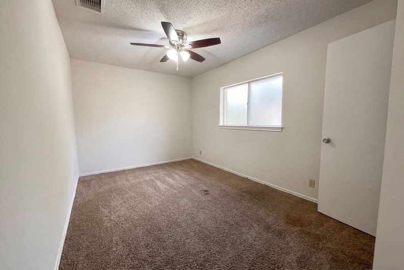 Photo 11 of 16 of 3741 Candlebluff Dr, San Antonio, TX