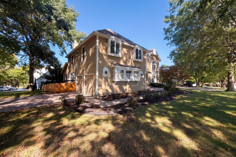 Photo 42 of 47 of 12600 Pawnee Ln, Leawood, KS