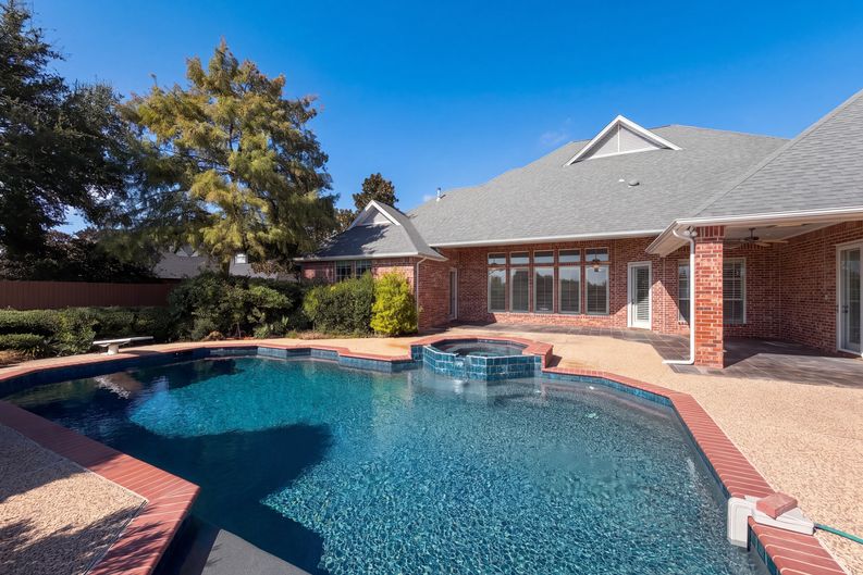 Photo 5 of 29 of 619 Edgewood Ln, Red Oak, TX