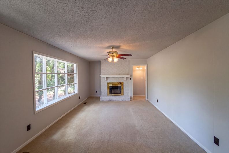 Photo 3 of 16 of 2101 Fordham Dr, Fayetteville, NC