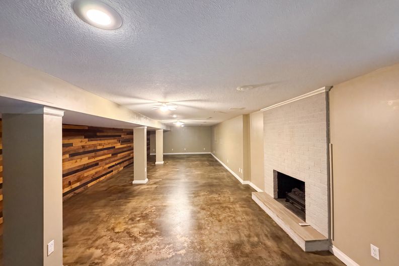 Photo 15 of 23 of 4321 NW Briarcliff Ln, Kansas City, MO