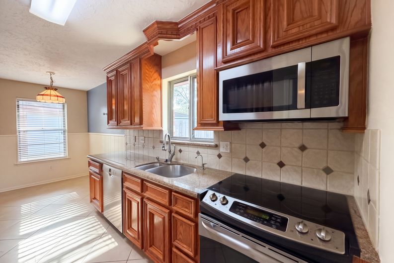 Photo 8 of 29 of 11819 Amblewood Dr, Meadows Place, TX