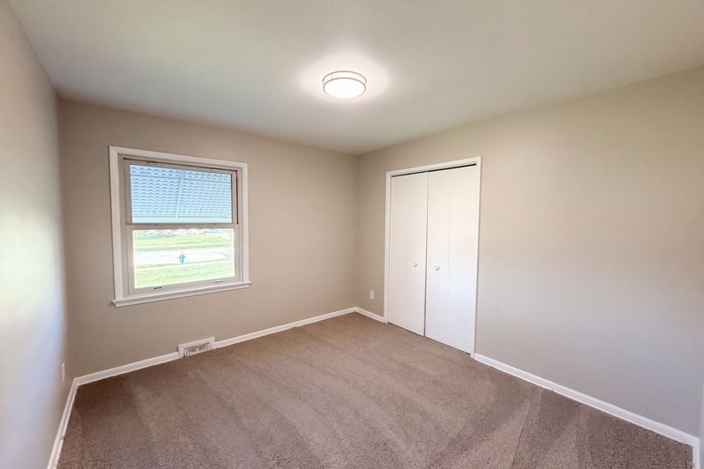 Photo 14 of 28 of 11301 Riveredge Dr, Parma, OH