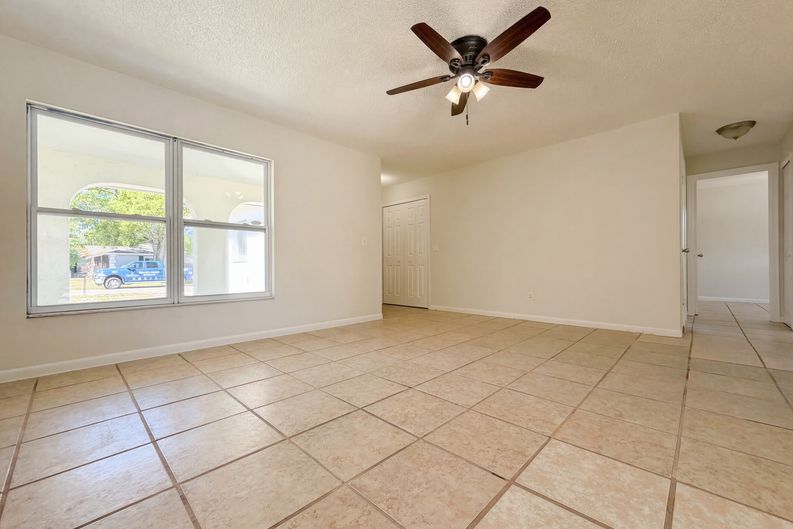 Photo 8 of 24 of 909 Winchester Ct, Brandon, FL