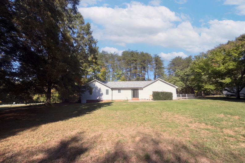 Photo 5 of 31 of 8507 Deer Path Ct, Stokesdale, NC