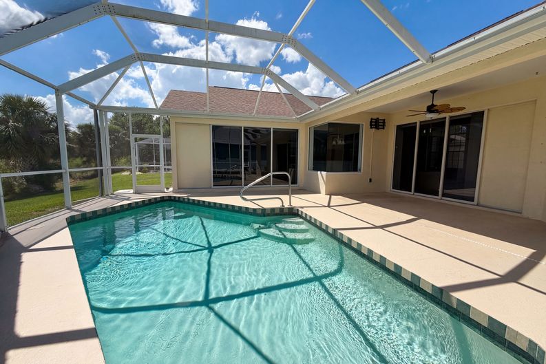 Photo 27 of 32 of 12567 SW Pembroke Cir N, Lake Suzy, FL