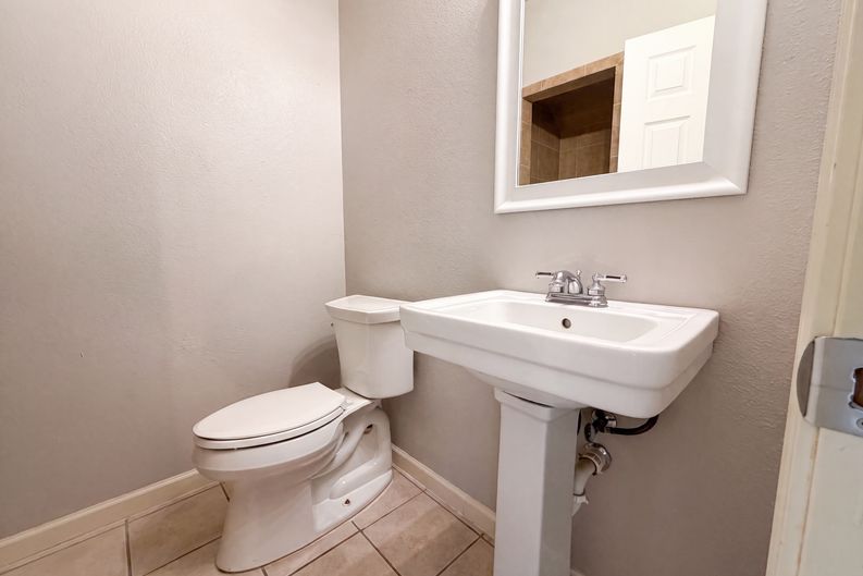 Photo 11 of 16 of 40 Chapel Hill Cir, San Antonio, TX