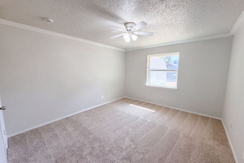 Photo 4 of 27 of 1208 Hillcrest Dr, Euless, TX