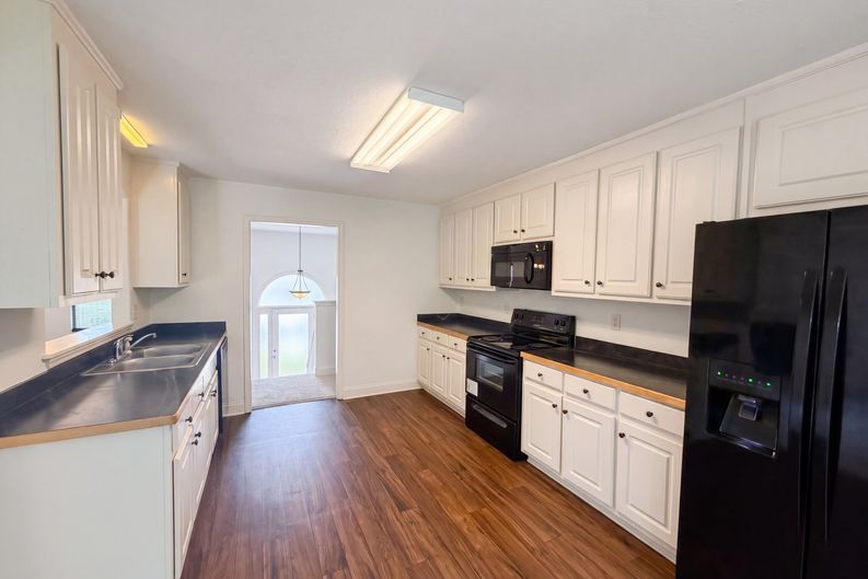 Photo 9 of 28 of 2721 Berkshire Dr, Winder, GA