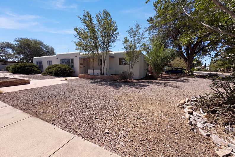 Photo 17 of 21 of 700 Dakota St SE, Albuquerque, NM