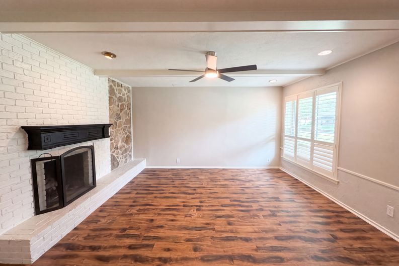 Photo 9 of 22 of 1618 Woodcrest Ln, Carrollton, TX