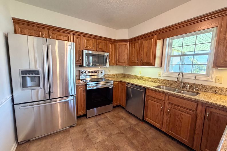 Photo 8 of 24 of 1117 Thornberry Dr, Clarksville, TN