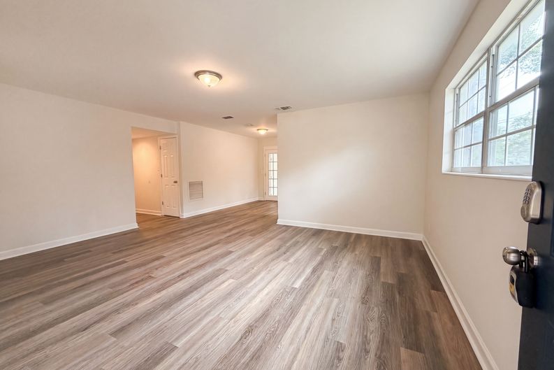 Photo 3 of 19 of 7361 Proxima Rd, Jacksonville, FL