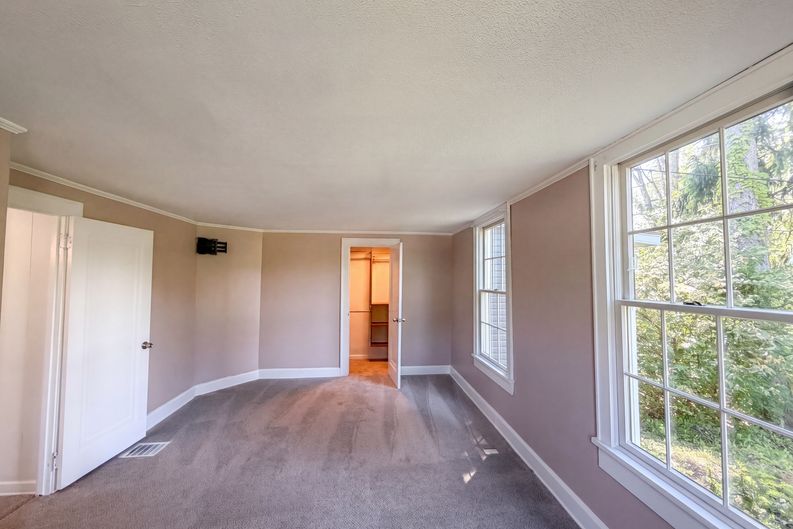 Photo 12 of 31 of 23691 Redfern Rd, Columbia Station, OH