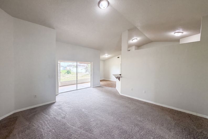 Photo 3 of 19 of 1038 Highland Crest Cir, Lake Wales, FL