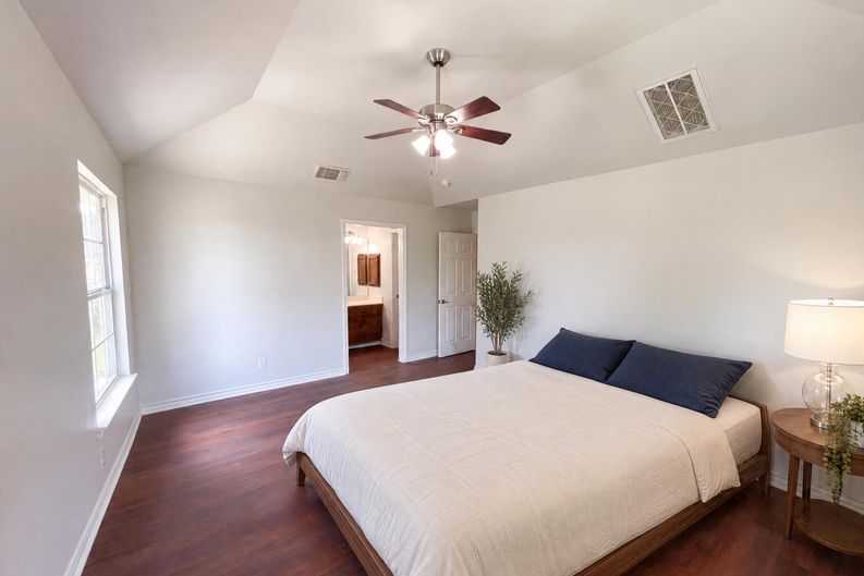 Photo 9 of 22 of 2106 Geneva St, Castroville, TX