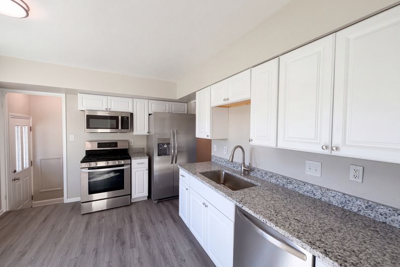 Photo 6 of 28 of 11301 Riveredge Dr, Parma, OH