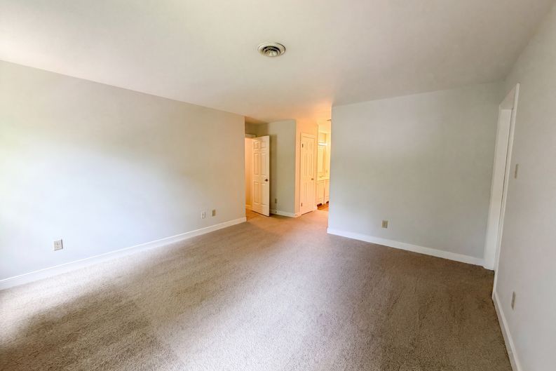 Photo 13 of 21 of 5517 W Bay Ct, Midlothian, VA